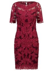 APART Sukienka w kolorze bordowym rozmiar: 42. Czerwone sukienki Apart, bez wzorów, z koronki, bez kołnierzyka, bez ramiączek, mini. Za 315.50 zł.