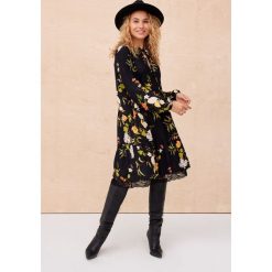 Sukienka Marifer BS Flowers. Sukienki blue shadow, bez wzorów, z wełny, bez kołnierzyka, bez ramiączek. Za 349.90 zł.
