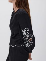 Bluzka z wyszywanym wzorem - czarny. Czarne bluzki Reserved, l, bez wzorów, z bawełny, bez kołnierzyka, bez ramiączek. Za 159.99 zł.