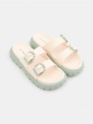 Klapki z dwoma paskami i ozdobnymi klamrami - wielobarwny. Klapki Sinsay, bez wzorów, bez obcasa, bez zapięcia. Za 39.99 zł.