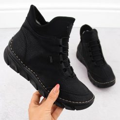 Botki damskie ocieplane czarne Rieker 55069-00. Czarne botki Rieker, bez wzorów, ze skóry ekologicznej, bez obcasa, bez zapięcia. Za 369.00 zł.