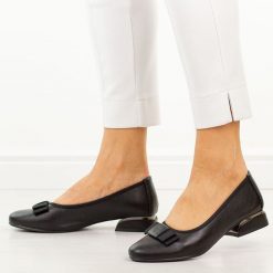 Czarne skórzane czółenka damskie na obcasie M.Daszyński Ol37-2. Czarne czółenka M.Daszyński, na jesień, z aplikacjami, z jeansu, biznesowe, z okrągłym noskiem, bez obcasa, na obcasie, bez zapięcia. Za 219.00 zł.