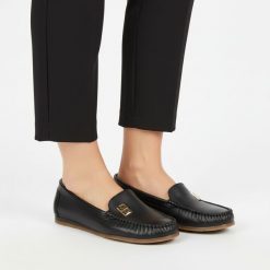 Mokasyny damskie Armodo, cholewka ze skóry naturalnej gładkiej klasyczna wsuwana konstrukcja z delikatnym przeszyciem z przodu subtelny metalowy deta. Czarne mokasyny Armodo, bez wzorów, ze skóry. Za 379.00 zł.