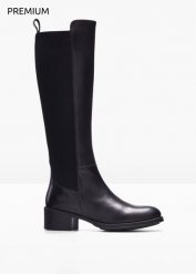Kozaki skórzane. Czarne kozaki bonprix, bez wzorów, klasyczne, bez obcasa, bez zapięcia. Za 379.99 zł.
