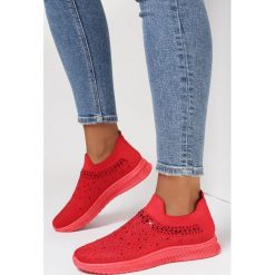 Czerwone Buty Sportowe Ceeky. Czerwone buty sportowe lifestyle Born2be, z aplikacjami, z jeansu, eleganckie, z okrągłym noskiem, bez zapięcia. W wyprzedaży za 87.99 zł.