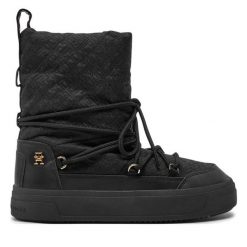 Śniegowce Tommy Hilfiger. Czarne śniegowce Tommy Hilfiger, bez wzorów, bez zapięcia. Za 749.99 zł.