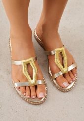 Złote Klapki VICES z Metaliczną Geometryczną Klamrą Azaeriana. Żółte klapki Renee, z aplikacjami, casualowe, bez obcasa, na płaskiej podeszwie, bez zapięcia. Za 79.99 zł.