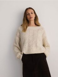 Dzianinowa bluzka - złoty. Żółte bluzki Reserved, l, w ażurowe wzory, z dzianiny, bez kołnierzyka, bez ramiączek. W wyprzedaży za 69.99 zł.