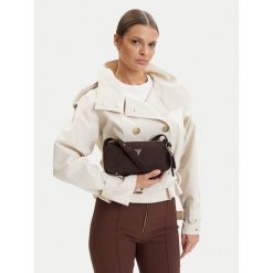 Torebka Guess. Brązowe torebki klasyczne Guess, z aplikacjami, klasyczne, bez dodatków. Za 639.99 zł.