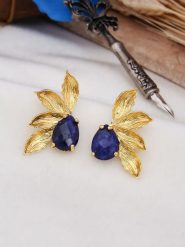 L'Atelier de Gaia Pozłacane kolczyki-wkrętki z szafirem rozmiar: onesize. Niebieskie kolczyki L'Atelier de Gaia, z szafirem, pozłacane. Za 60.99 zł.