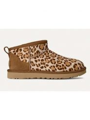 UGG Skórzane botki "Classic Ultra Mini" w kolorze jasnobrązowo-beżowym rozmiar: 39. Brązowe botki UGG, bez wzorów, bez obcasa, bez zapięcia. Za 674.95 zł.