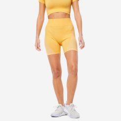 Spodenki fitness damskie Domyos krótkie. Żółte szorty sportowe DOMYOS, bez wzorów, z materiału, z podwyższonym stanem, na fitness i siłownię. Za 59.99 zł.