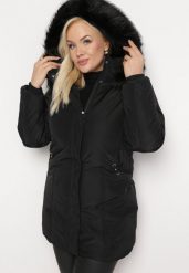 Czarna Pikowana Kurtka przed Kolano z Odpinanym Kapturem i Futerkiem Nargira. Czarne kurtki Born2be, l, z aplikacjami. Za 259.99 zł.