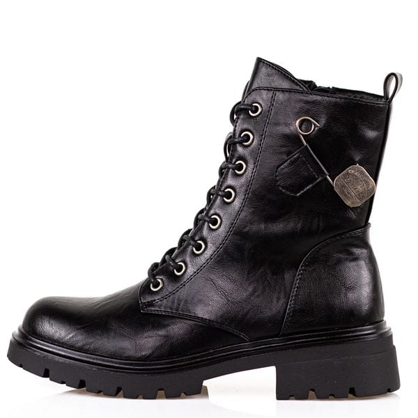 Czarne trapery damskie M.Daszyński 2508-4. Czarne traperki M.Daszyński, z aplikacjami, ze skóry, z okrągłym noskiem, bez obcasa, bez zapięcia. Za 199.00 zł.