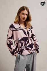 Sweter z geometrycznym wzorem różowy. Czerwone swetry MOODO, s, bez wzorów, z elastanu, bez ramiączek. W wyprzedaży za 34.99 zł.