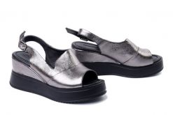 ARTIKER RELAKS 54C0402 srebrny, sandały damskie. Szare sandały Artiker Relaks, bez wzorów, ze skóry, bez obcasa, na koturnie, bez zapięcia. Za 269.90 zł.