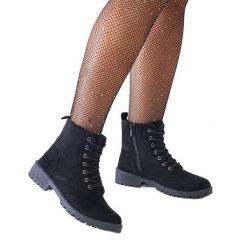 Czarne botki eko-zamszowe workery na platformie Barosa. Czarne botki bez wzorów, z gumy, eleganckie, za kostkę, bez obcasa, na obcasie, bez zapięcia. Za 135.07 zł.