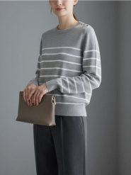 Sweter w paski z ozdobnymi guzikami na ramieniach - szary. Szare swetry Sinsay, l, bez wzorów, bez ramiączek. Za 35.99 zł.