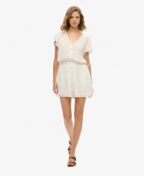 Superdry Krótki kombinezon z nadrukiem z wiskozy OFF WHITE. Białe kombinezony Superdry, na lato, bez wzorów, z materiału, bez kołnierzyka, bez ramiączek, krótkie. Za 314.00 zł.