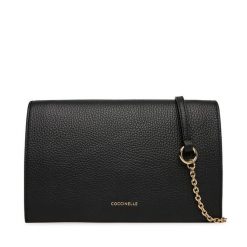 Torebka Coccinelle. Czarne kopertówki Coccinelle, bez wzorów, wizytowe, bez dodatków. Za 759.99 zł.