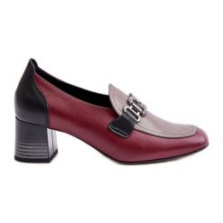 Skórzane Czółenka Na Słupku Ze Złotą Ozdobą Laura Messi 2861 Bordowe czerwone. Czerwone czółenka z aplikacjami, ze skóry, eleganckie, z kwadratowym noskiem, bez obcasa, na obcasie, bez zapięcia. Za 514.08 zł.