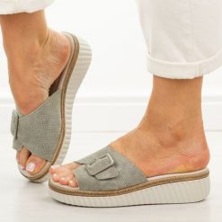 Khaki skórzane klapki damskie S.Barski 7002. Brązowe klapki S.BARSKI, bez wzorów, z jeansu, casualowe, bez obcasa, na koturnie, bez zapięcia. Za 229.00 zł.