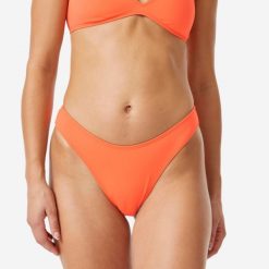 Dół kostiumu kąpielowego damski Decathlon High Leg Cheeky. Brązowe bikini Roxy, bez wzorów, z tkaniny, sportowe. Za 69.99 zł.