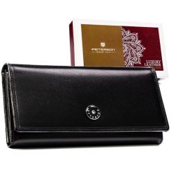 Duży portfel damski ze skóry naturalnej w czarnym kolorze zamykany klapką na zatrzask - Peterson. Czarne portfele Peterson, bez wzorów, ze skóry. Za 119.99 zł.