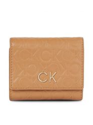 Calvin Klein Portfel damski Re-Lock Trifold Xs Emb K60K611321 Brązowy. Brązowe portfele Calvin Klein, bez wzorów, ze skóry. Za 169.99 zł.