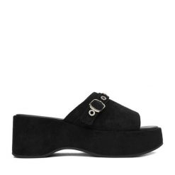 Klapki Guess Jeans. Czarne klapki Guess Jeans, z aplikacjami, z jeansu, bez obcasa, bez zapięcia. Za 249.99 zł.