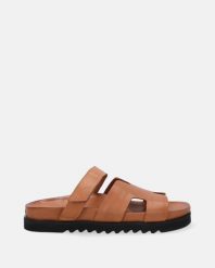 BRĄZOWE KLAPKI W SPORTOWYM STYLU 13421003 COCONUT. Brązowe klapki Venezia, bez wzorów, ze skóry, sportowe, bez obcasa, bez zapięcia. Za 349.00 zł.
