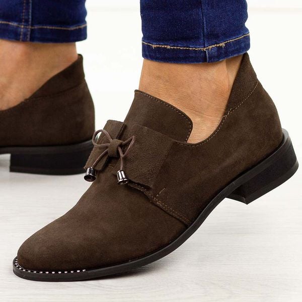 Czekoladowe zamszowe skórzane Polskie półbuty damskie Deoni D055. Brązowe półbuty wsuwane Deoni, na jesień, bez wzorów, z jeansu, biznesowe, bez obcasa, na płaskiej podeszwie. Za 469.00 zł.