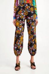 Spodnie dresowe VERSACE JEANS COUTURE. Spodnie dresowe Versace Jeans Couture, bez wzorów, z dresówki. W wyprzedaży za 794.47 zł.