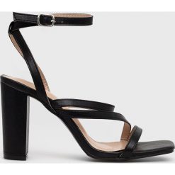 Answear Lab sandały kolor czarny. Czarne sandały Answear Lab, bez wzorów, z materiału, bez obcasa, na obcasie, bez zapięcia. Za 189.99 zł.