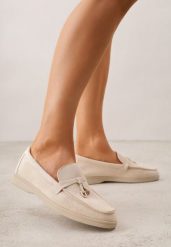 Beżowe Mokasyny z Imitacji Zamszu Zdobione Zawieszką i Przeszyciem Aezoris. Brązowe mokasyny Renee, z aplikacjami, z jeansu. Za 99.99 zł.