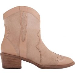Marco Shoes Kowbojki z naturalnego zamszu beżowy. Brązowe botki Marco Shoes, bez wzorów, bez obcasa, bez zapięcia. Za 459.00 zł.