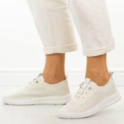 Beżowe ażurowe półbuty damskie Potocki 16366. Brązowe buty sportowe lifestyle POTOCKI, na lato, w ażurowe wzory, z dresówki, biznesowe, z okrągłym noskiem, bez zapięcia. W wyprzedaży za 113.52 zł.