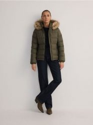 Pikowana kurtka - zielony. Zielone kurtki Reserved, l, bez wzorów, z tkaniny, klasyczne, bez kaptura. W wyprzedaży za 79.99 zł.