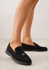 Czarne Mokasyny z Imitacji Zamszu z Ozdobnym Przeszyciem i Zawieszką Veleyra. Czarne mokasyny Born2be, bez wzorów, z jeansu. Za 99.99 zł.