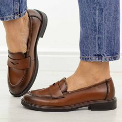 Brązowe skórzane mokasyny damskie Vinceza 39984. Brązowe mokasyny VINCEZA, bez wzorów, z jeansu, z okrągłym noskiem. W wyprzedaży za 197.10 zł.