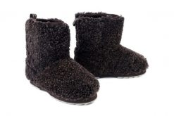 EMU AUSTRALIA Sharky Lo Teddy W13200 chocolate, botki damskie. Brązowe botki Emu Australia, bez wzorów, z gumy, bez obcasa, bez zapięcia. Za 622.93 zł.