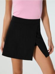 Dresowe spódnico-spodenki - czarny. Czarne szorty sportowe Sinsay, bez wzorów, z dresówki. Za 39.99 zł.