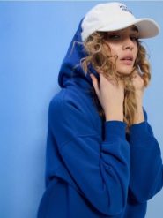 Dresowa bluza hoodie z nadrukiem "Le Soleil" - niebieski. Niebieskie bluzy Sinsay, l, bez wzorów, z dresówki, bez ramiączek, bez kaptura. Za 49.99 zł.