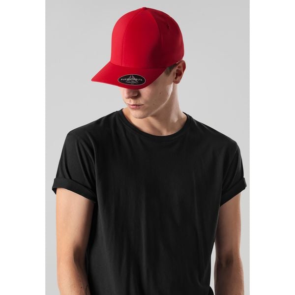Czapka Flexfit delta. Czerwone czapki z daszkiem FLEXFIT, bez wzorów, sportowe. Za 156.00 zł.