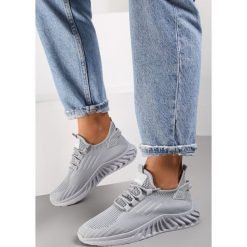 Jasnoszare Buty Sportowe Elorana. Szare buty sportowe lifestyle Renee, z aplikacjami, z gumy, sportowe, z okrągłym noskiem, bez zapięcia. W wyprzedaży za 51.99 zł.