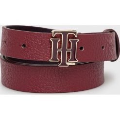Tommy Hilfiger pasek skórzany damski kolor bordowy. Czerwone paski Tommy Hilfiger, bez wzorów. W wyprzedaży za 199.99 zł.