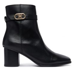 Botki Tommy Hilfiger. Czarne botki Tommy Hilfiger, bez wzorów, bez obcasa, na słupku, bez zapięcia. Za 749.99 zł.