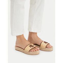 Klapki LAUREN RALPH LAUREN. Brązowe klapki Lauren Ralph Lauren, bez wzorów, bez obcasa, bez zapięcia. Za 426.99 zł.