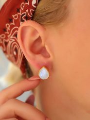 Pierres delicates Pozłacane kolczyki-wkrętki z kamieniami księżycowymi rozmiar: onesize. Białe kolczyki Pierres delicates, z kamieniem księżycowym, pozłacane. Za 39.99 zł.