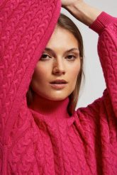 Sweter z golfem i bufiastymi rękawami fuksjowy. Swetry MOODO, l, bez wzorów, z poliamidu, bez ramiączek. W wyprzedaży za 74.99 zł.